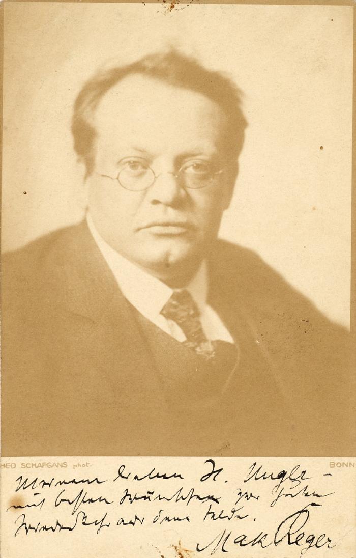 Reger, Max; Komponist (Brand/Opf. 1873-1916 Leipzig). Sammlung von 56 e. Schriftstücken, 18 OrFotos von Reger bzw. aus dessen familiärem Umkreis, Musikdruck und 2 Porträts mit e. Widmung und zahlreichen weiteren Dokumenten über Max Reger.