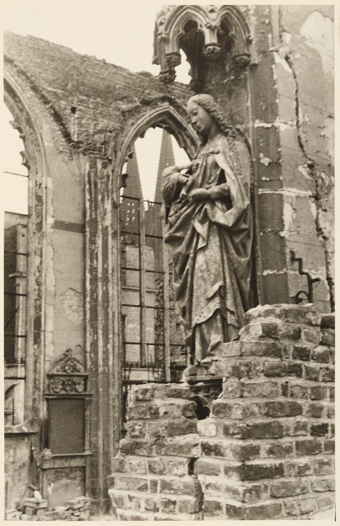 Köln. – Kriegschäden. Privates Album mit über 100 Schwarz-Weiß-Fotografien auf Fotopapier, teil Agfa Bovira, Kriegsschäden in Köln nach 1945 dokumentierend. Abzüge der späten 50er Jahre.
Die meisten Fotografien mit rückseitigem Stempel Photo-Seuffert, Köln, Dagobertstr. 36 sowie dem Hinweis Reproduktion und Vervielfältingung nicht gestattet. Meist mit handschriftlicher, rückseitiger Nummerierung in Bleistift und Tinte.
Kunststoffalbum im Design der 50er Jahre (Ca. 24 x 19 x 4 cm), 30 Blatt.