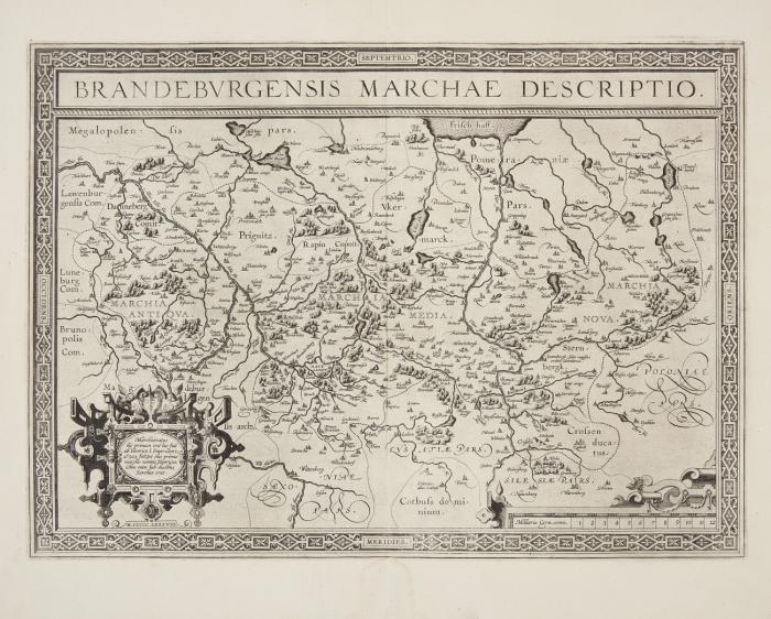 Brandenburg. - Brandeburgensis Marchae Descriptio, Brandenburg mit Teilen von Mecklenburg und Pommern mit Berlin im Zentrum, umgeben von breiter Ornament-Bordüre, Meilenzeiger und Textkartusche mit Rollwerkverzierung.