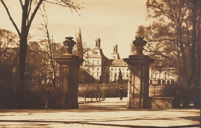 Bonn u. Umgebung. - Album mit 8 Schwarz-Weiß-Fotografien von Leni Werres. Silbergelatine-Abzüge auf Fotokarton, jeweils auf Büttenkarton montiert und von der Künstlerin mit Bleistift signiert und bezeichtnet. Jeweils ca. 9 x 13,5/14 cm. Album: Einband mitolivgrünem Stoffbezug und Kordel.. 8 Blatt. Ca. 25 x 27 x 1 cm. (Private Widmung auf dem Vorsatzpapier).
Motive: Universität Bonn / Rheinbrücke mit Blick auf Bonn / Blick vom Alten-Zoll / Plittersdorfer Aue / Blick von der Godesburg / Drachenfels / Blick von der Wolkenburg / Blick aufs Siebengebirge von Rolandseck.