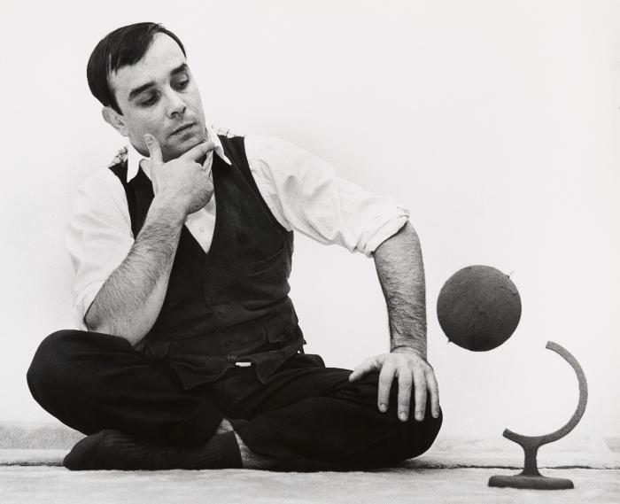 YVES KLEIN - 7 PHOTOS