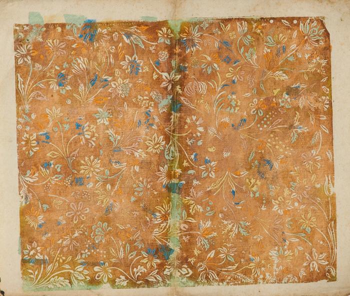 Buntpapier/Brokatpapier. - Locker stehende, mittelgroße Ranken mit Blumen und Früchten (Beeren, Trauben, Hopfen) u.a.