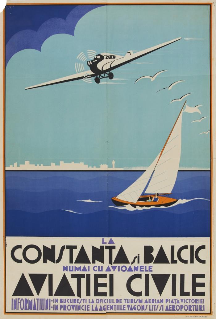 Plakate. – Luftfahrt/Tourismus. La Constanta si Balcic numai cu avioanele aviatiei civile, Propellerflugzeug und Segelboot auf dem schwarzen Meer vor der Silhouette von Constanta. Rumänisches Tourismusplakat der 1930er Jahre.