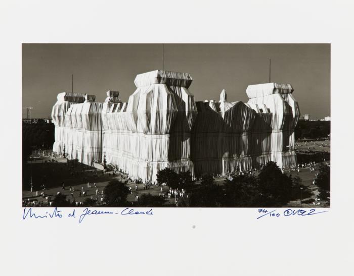 1) Wrapped Reichstag Berlin 1971-95. Photographs: Wolfgang Volz. Picture Notes: David Bourdon. Köln: B. Taschen 1996. 27 x 28,7 cm. Mit OrPolypropylen-Fabrikat im hinteren Deckel montiert sowie zahlr. t. farb. und gefalt. Abb. Ca. 700 nn. SS. OrTextileinband in illustr. TextilSchuber in OrPpKarton.
Nr. 2138/5000 Ex., im Druckvermerk von Christo, Jeanne Claude und W. Volz signiert. 

2) Baal-Teshuva, Jacob: Christo & Jeanne-Claude. Mit Fotografien von Wolfgang Volz. Köln: B. Taschen 1995. 29,8 x 22,7 cm. Mit sign. und num. OrFotografie von W. Volz sowie zahlr. t. farb. Abb. 96 SS. OrTextileinband in OrTextilKassette. 
Nr. 74/ 100 Ex. mit OrFotografie. Titelblatt und Foto jeweils von Künstlern und Fotograf nummeriert und signiert