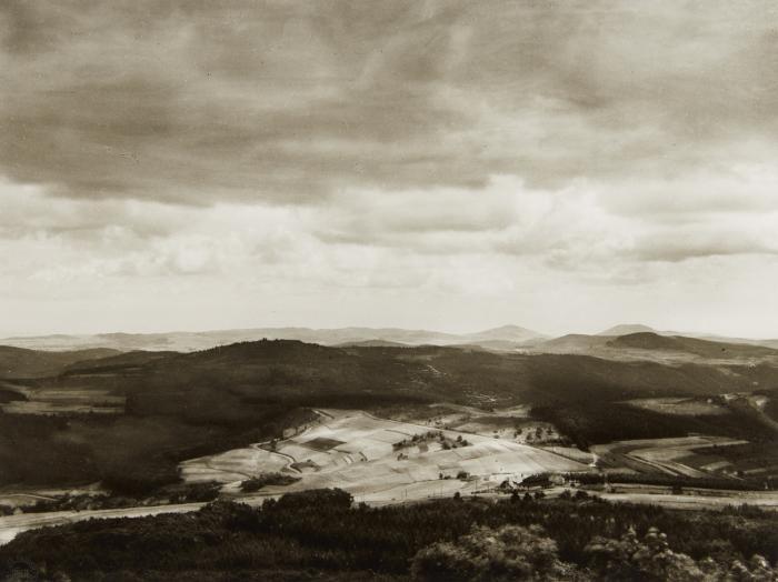 BLICK VON DER HOHEN ACHT AUF DIE LAACHER BERGE