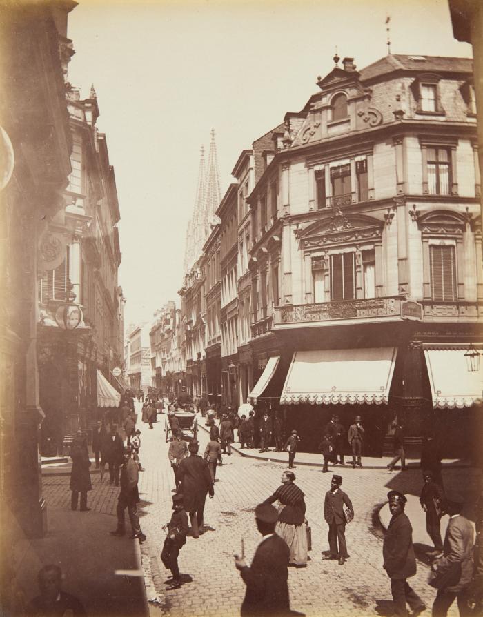 Köln. - Sammlung von 53 Blatt Fotografien von Kölner Sehenswürdigkeiten in Detail- und Fernansicht, unter anderem mit Aufnahmen der alten Brücken, der Innenansicht des Doms und St. Martin.
