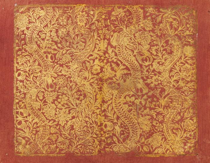 Buntpapier/Brokatpapier. -  Dichtes Blumen- und Früchterankenwerk (u.a. Äpfel, Birnen, Trauben, Erdbeeren, Eicheln) mit 4 verschiedenen Spiralbändern.