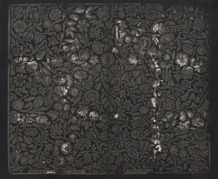 Buntpapier/Brokatpapier. - Blumen und Fruchtranken in grobem Muster (u.a. Äpfel, Birnen, Erdbeere).