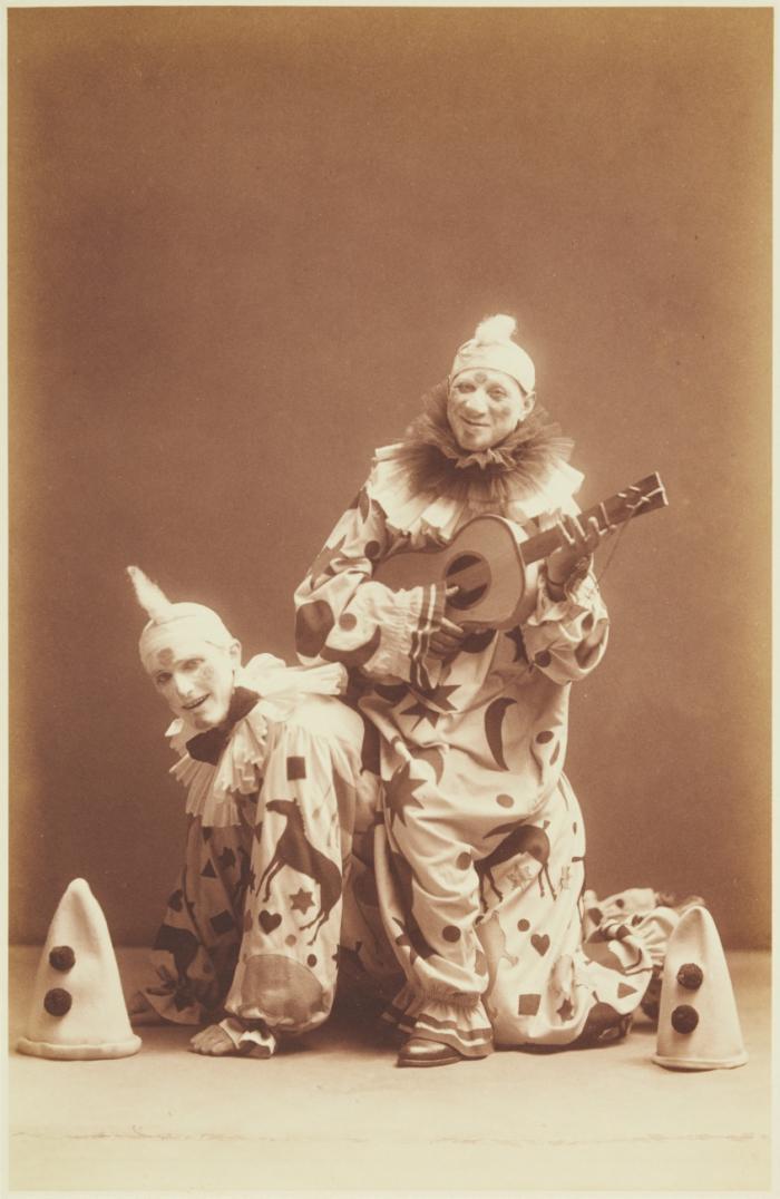 Zirkus. – Atelierfotografien dreier Clowns in unterschiedlichen Szenen und Kostümierungen. Teilweise doppelte Motive in unterschiedlicher Entwicklung.