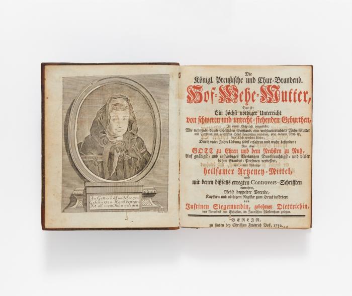 Die Königl. Preußische und Chur-Brandenburgische Hof-Wehe-Mutter, d. i. ... Untericht von schweren und unrechtstehenden Geburthen. 2 Tle. in 1 Bd. Berlin: Voß 1752. 20,8 x 17 cm. Mit Porträtfront. und 43 (1 mehrfach gefalt.) Kupfertafeln. 19 Bll., 348 SS., 6 Bll. Register.