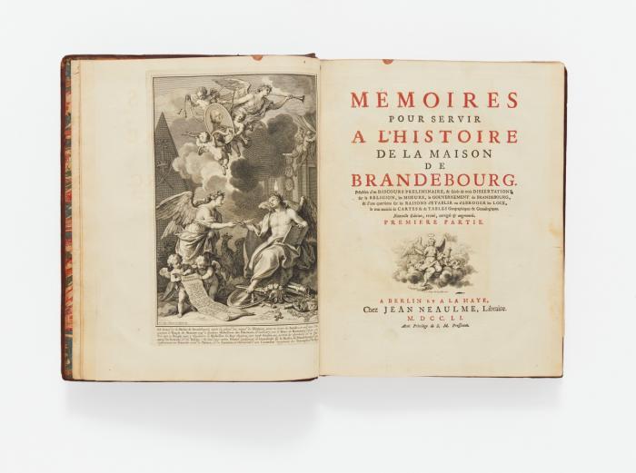 Mémoires pour servir à l'histoire de la maison de Brandebourg. Nouvelle edition, revue, corrigée et augmentée. 2 Bde. Berlin und Den Haag: Jean Neaulme 1751. 28,6 x 22,4 cm. Mit gest. Frontispiz, 2 gefalt. Stammtafeln, 2 großen mehrfach gefalt. Karten, 2 Titelvignetten (wiederh.) und 31 teils wiederh. gest. Vignetten von Jakob van Schley und Simon Fokke. XVI, 180 SS.; 2 Bll., SS. (181)-385 (recte 383).