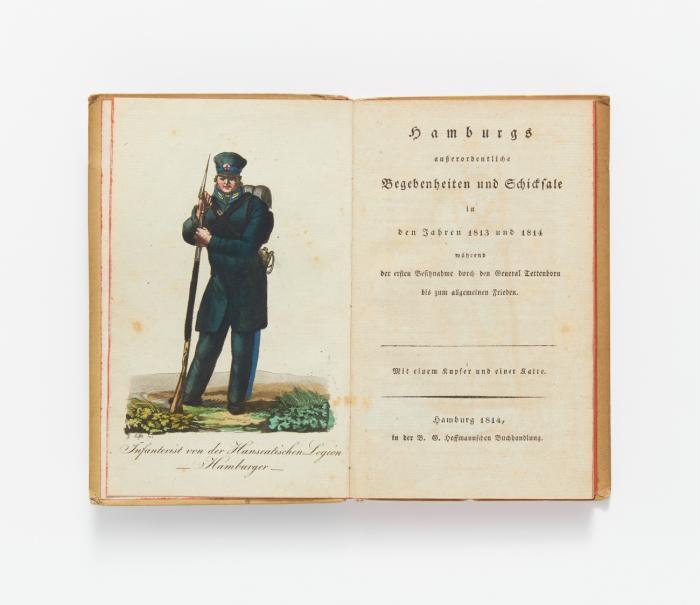 Hamburgs außerordentliche Begebenheiten und Schicksale in den Jahren 1813 und 1814 während der ersten Besitznahme durch den General Tettenborn bis zum allgemeinen Frieden. Hamburg: B. G. Hoffmann 1814. 16,5 x 9,8 cm. XIV, 240 SS., 1 Bl. (Druckfehler und Verlagsanzeigen). Mit kolor. Kupfertafel von Joh. Gottfried Eiffe und gest. Faltkarte (Plan der Gegend von Hamburg). Pp. mit Rs.

(Etwas berieben und Bezug fleckig).