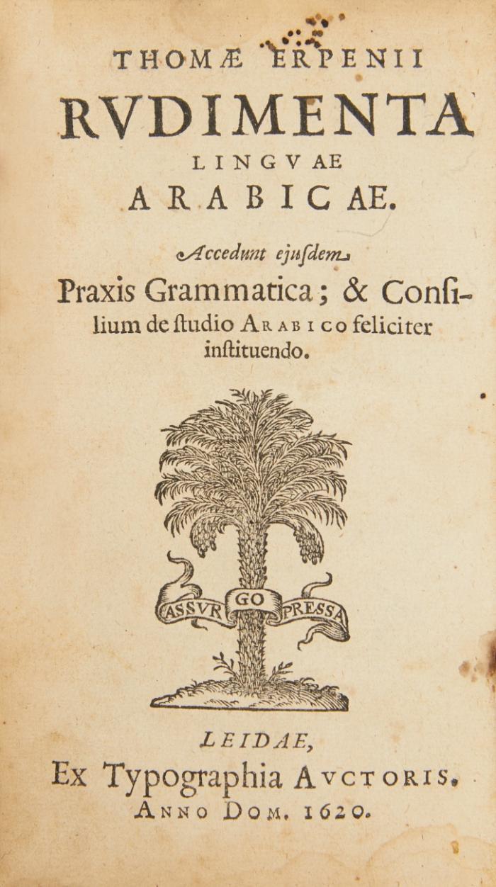 Rudimenta linguae Arabicae, Accedunt ejusdem Praxis grammatica; & Consilium de studio Arabico feliciter instituendo.
Vorgebunden: (2) Lokman (Luqman). Fabulae et selecta quaedam Arabum adagia. Cum interpretatione Latina & notis Thomae Erpenii. Leiden: Typographia Erpenia 1615. Mit wh. HzDruckermarke. 8 Bll., 78 SS., 1 Bl.  (3) Scaliger, J. und Th. Erpenius (Hrsg.): Proverbiorum Arabicorum centuriae duae, ab anonymo quodam Arabe collectae & explicatae: cum interpretatione Latina & scholiis. Ed. secunda priore emendatior. Leiden: Typogr. Erpeniana 1623. Mit wh. HzDruckermarke. 8 Bll.,134 SS.,1 Bl.