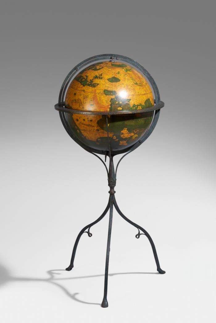 Globus. Martin Behaims Erdapfel, 1492. Faksimile-Globus des 20. Jahrhunderts von Greaves & Thomas Globemakers/Designers, Ryde, Isle of Wight.
Gedruckt auf 100% recyceltem Papier über zwei Gips-Hemissphären. Montiert in geschmiedetem Eisenständer mit nach dem Vorbild von 1510 graviertem Horizontring. Durchmesser 51 cm, Höhe im Gestell 137 cm. (Ständer minimal berieben)

Exemplare dieses Faksimiles sind u.a.in folgenden Sammlungen vorhanden: The Library of Congress, Washington D.C.; Nagasaki Prefectural Art Museum, Japan; Kobe Museum. Japan;  Brazilian Naval Commission, Rio de Janeiro, Brasilien; Stewart Museum, Montreal, Kanada u.v.m. 
Exemplare dieses Faksimiles sind vorhanden in: The Library of Congress, Washington D.C.; Nagasaki Prefectural Art Museum, Japan; Kobe Museum, Japan;  Brazilian Naval Commission, Rio de Janeiro, Brasilien; Stewart Museum, Montreal, Kanada u.v.m.