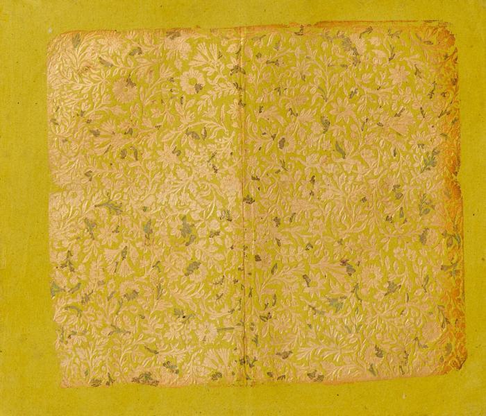 Brokatpapier. Dichtes Rankenwerk mit vielen unterschiedlichen Blütenformen. Goldprägung auf zitronengelbem Papier.