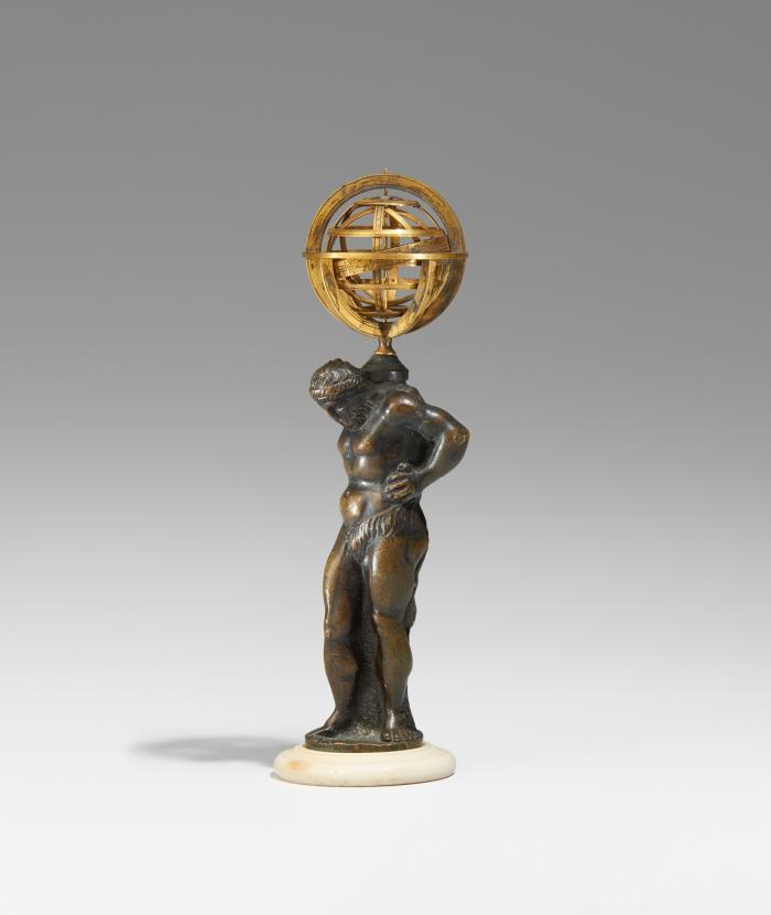 Wissenschaftliche Geräte. – Armillarsphäre. Miniatur-Armillarsphäre über Herkules-Figur auf Elfenbein-Fuß. Unsigniert und undatiert. Italienisch, 16. Jahrhundert.
Armillarsphäre aus Messing, bestehend aus zwei Meridianen, Polarkreisen und Wendekreisen, Äquator, zwei rotierenden ekliptischen Achsen und Eklipse, graviert mit den Tierkreiszeichen, rotierend auf einer Achse ausgerichtet zum Äquator,  mit Erdkugel, gehalten von Meridianring, vier Quadrantbögen und Horizont, dieser graviert mit TRA(M)ONT, GRECO, LEVANTE, SIROCHO, OS(T)RO, CARBIN, PONENTE, MAISTRO.
Durchmesser ca. 4 cm.
Montiert auf Herkules-Figur aus Bronze, mit Löwenfell auf dem Rücken und auf Keule gestützt. Wohl norditalienisch. 
Auf späterem Elfenbeinfuß montiert.