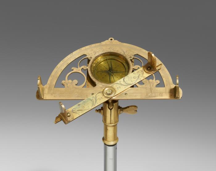 Wissenschaftliche Instrumente. – Graphometer. Graphometer von Lasnier, Paris, um 1710.
Messing. Akanthusdurchbrochener und -gravierter Halbkreis, Kompass mit Windrose und Kompassnadel (Nadel lose) und Zapfenstativansatz. Graviert Lasnier AParis aux 2 Globes. 10,7 x 20 x 7 cm.
In außen mit Leder und innen mit Wildleder bezogener Or.Holzschatulle (Stark berieben). 10 x 21 x 13 cm.