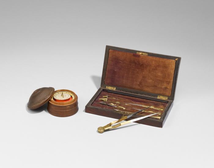 Wissenschaftlich Geräte. – Sonnenuhr. Büchsensonnenuhr, zugeschrieben an Johann Philipp Andreae, Nürnberg um 1725-1750.
Gedrechselte Holzbüchse, Kupferstich auf Papier und Metall. Höhe ca. 6,5 cm, Durchmesser ca, 8 cm.
Dazu: Reißzeug-Kasten, 10-teilig in mit Samt ausgeschlagenem Holzkasten mit Etikett der Firma Optique et Mathématiques F. Molteno Ainé, Paris. Ca. 20 x 11,5 x 3 cm. (Alters- und Gebrauchsspuren)
