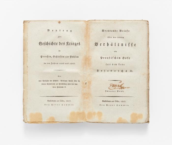 Vertraute Briefe über die innern Verhältnisse am Preußischen Hofe seit dem Tode Friedrichs II. Mit Anmerkungen und Zusätzen. 6 Bände. Amsterdam und Cölln: Peter Hammer (d. i. Leipzig, Gräff) 1807-1809. 19,3 x 12 cm. Mit 3 gest. (2 teilkolor.) Faltkarten, 3 Falttabellen sowie 2 gefalt. Anzeigenblättern. OrBroschur in 3 späteren PappKassetten. 

(Unterschiedlich gebräunt und stockfleckig. Unbeschnitten).