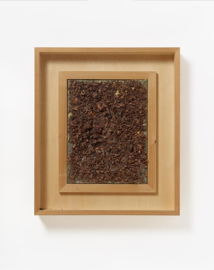 Michael Buthe. Ohne Titel. 1974. Rosenblätter und Wachs auf Leinwand. Verso signiert.