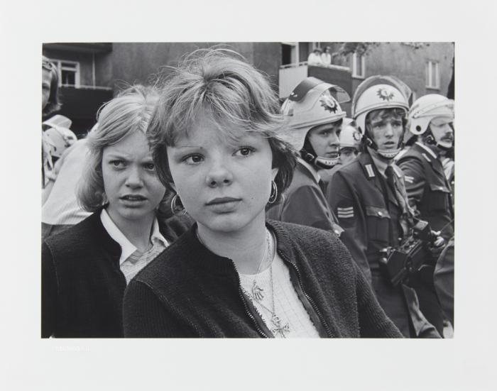 FREUNDINNEN BEI EINER DEMONSTRATION, BERLIN