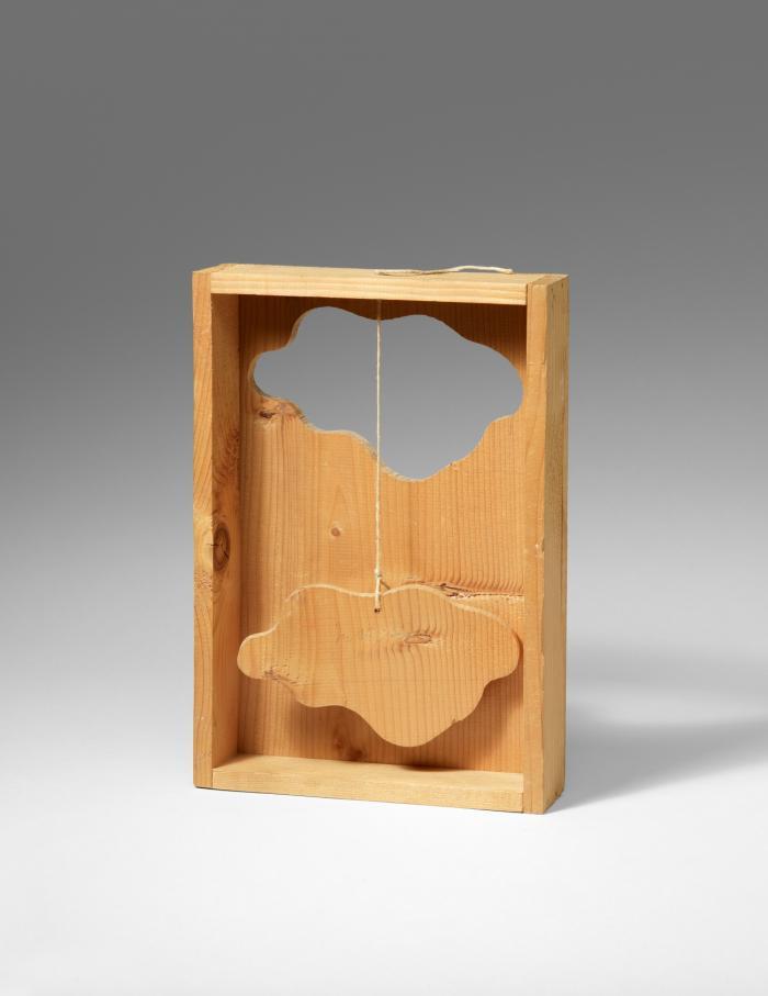 Intuition. Holzkiste, genagelt mit ausgesägter Wolkenform, mit Kordel in der Kiste befestigt,  von Hüppi und Beuys signiert und betitelt.