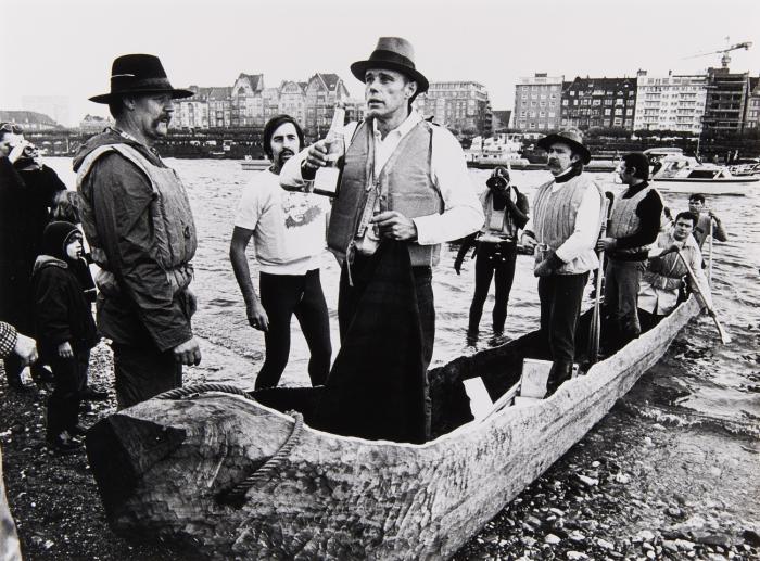 JOSEPH BEUYS RHEINQUERUNG MIT EINBAUM 20. OKTOBER 1973 (2) / PORTRÄTS JOSEPH BEUYS IN SEINER PRIVATWOHNUNG AM DRAKEPLTZ IN DÜSSELDORF (3)