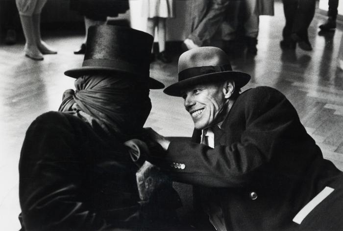 JAMES LEE BYARS UND JOSEPH BEUYS, HAUS LANGE KREFELD 1983