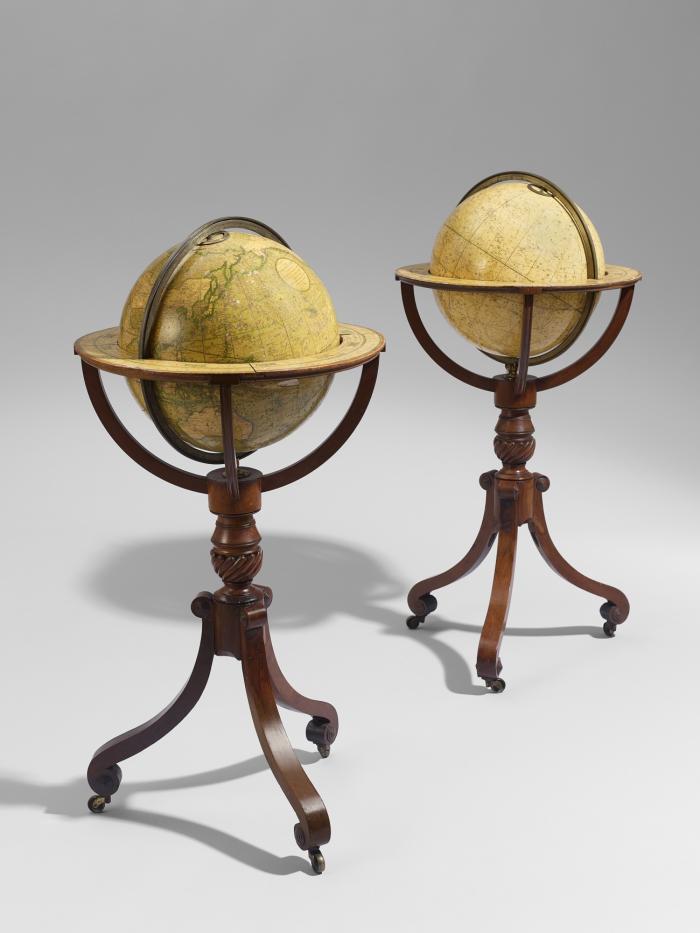 Globen. – Cary's New Terrestrial Globe mit den Reisen Captain Cooks und seinen neuesten Entdeckungen.  / Cary's New Celestial Clobe mit 3500 eingetragenen Sternen, die durch akkurate Obversation im Jahre 1800 zusammengetragen wurden.