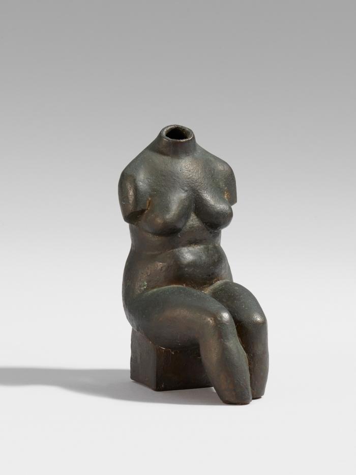 SITZENDER WEIBLICHER TORSO