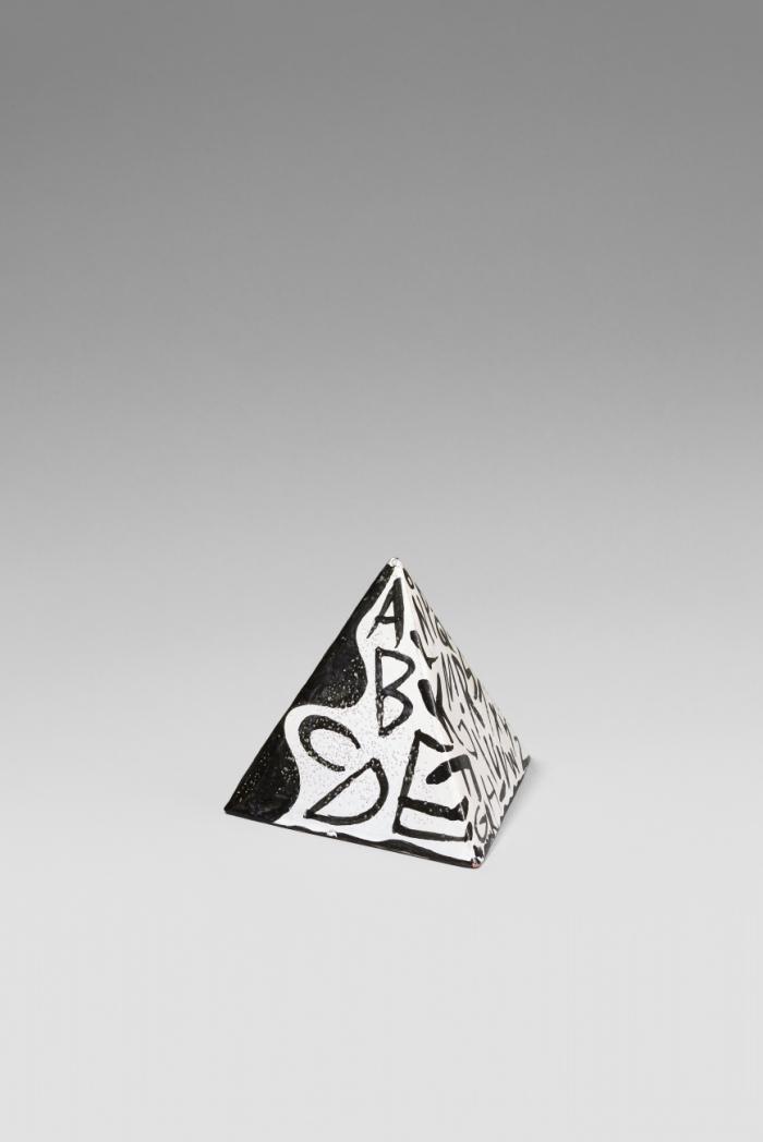 OHNE TITEL (KLEINE PYRAMIDE)