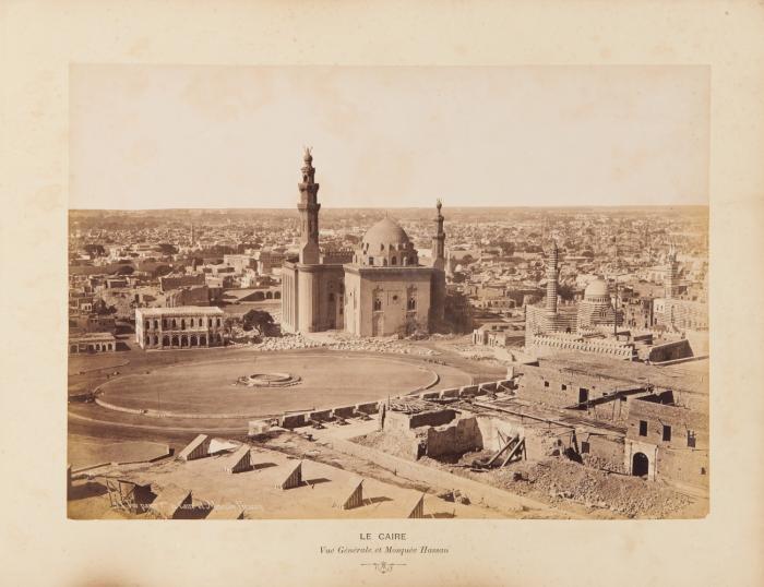 Ägypten. Egypte. Album mit 48 Albuminabzügen, vorder- und rückseitig auf schwerem Karton montiert, von Pascal Sébah (Istanbul 1823 - 1886), um 1870. Rotes HLdr. mit Deckel- und Rückentitel; Goldschnitt.
