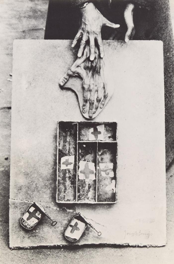 OBJEKTE & ZEICHNUNGEN AUS DER SAMMLUNG VAN DER GRINTEN