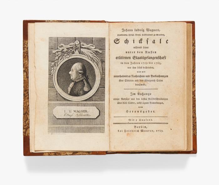 Schicksale während seiner unter den Russen erlittenen Staatsgefangenschaft in den Jahren 1759 bis 1763, von ihm selbst beschrieben und mit unterhaltenden Nachrtichten und Beobachtungen über Sibirien und das Königreich Casan durchwebt.  Im Anhange einige Auszüge aus den besten Reisebeschreibungen über diese Länder, nebst eignen Bemerkungen, vom Herausgeber. Berlin: Friedrich Maurer 1789. 16,6 x 10 cm. 8 Bll., 353 SS. Mit gest. Porträt Wagners von Aschenbrenner und 4 Kupfertafeln nach Schubert, Hoffmann u. a. Rotes geglättetes Maroquin m. Rs., Rv.