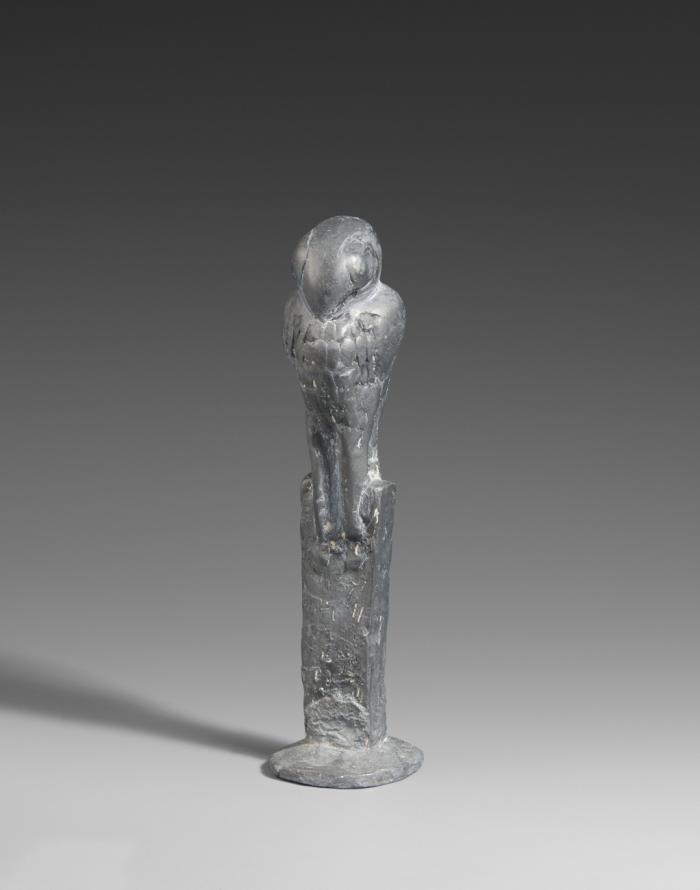 OHNE TITEL (RAUBVOGEL AUF STELE)
