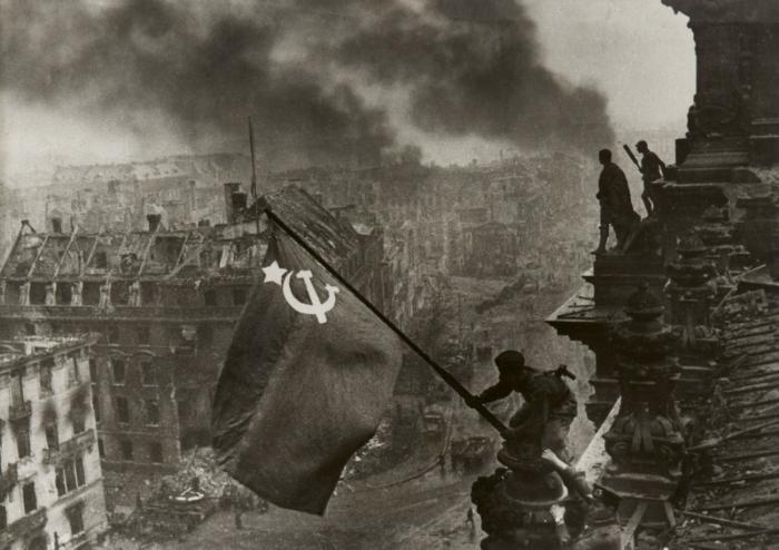 SOWJETISCHE FAHNE AUF DEM BERLINER REICHSTAG,