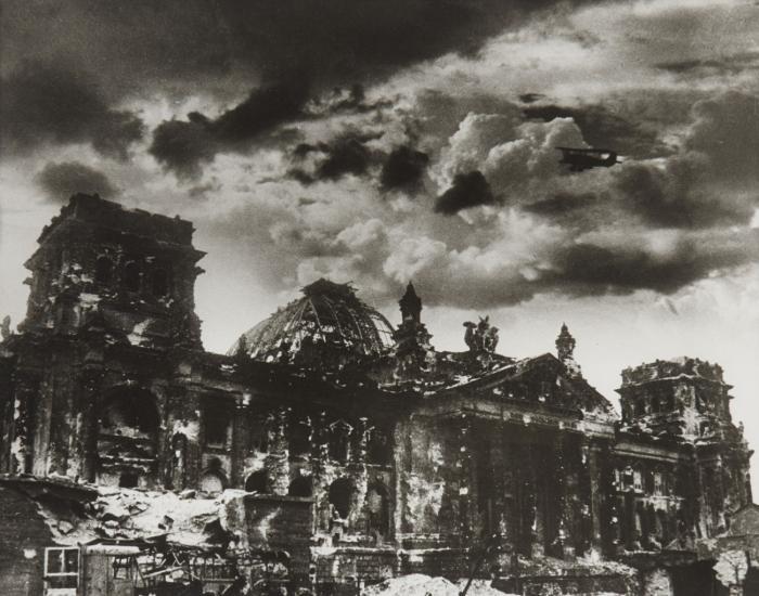 EIN FLUGZEUG ÜBER DEM ZERSTÖRTEN REICHSTAG (VARIANTE MIT RAUCHWOLKEN)
