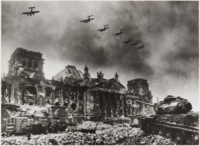 FLUGZEUTE ÜBER DEM ZERSTÖRTEN REICHSTAG
