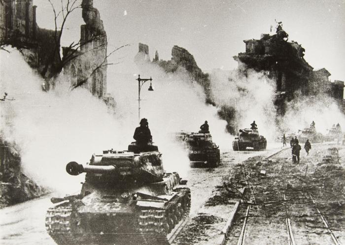 BERLIN 2. MAI 1945 (SOWJETISCHE PANZER IN BERLIN)