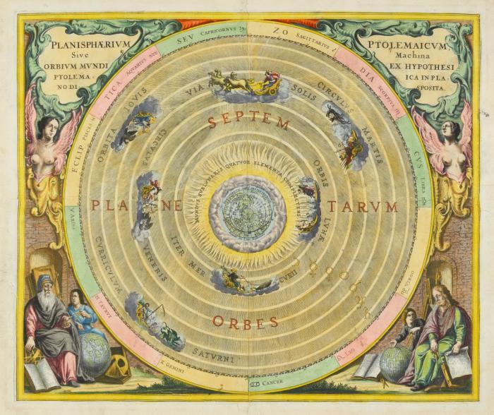 Himmelskarte. - Planisphærium Ptolemaicum, sive machina orbium mundi ex Hypothesi Ptolemaica in plano disposita, Geozentrisches Weltbild nach Claudius Ptolemäus mit der Erde im Mittelpunkt, umgeben von der Sonne und den Planeten als Wagenlenker auf ihren Laufbahnen. Außen mit den Tierkreiszeichen und in den Ecken Portäts von Astronomen sowie reiche figürliche Staffage und Dekor.