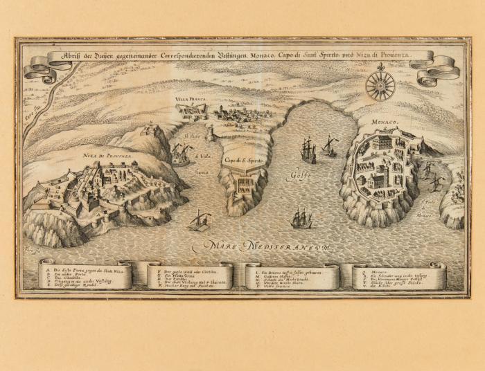 Nizza /Monaco. - Abriß der Dreyen, gegeneinander Correspondierenden Vestungen, Monaco, Capo die Sant' Spirito, und Niza die Prouenza. Ansicht der Côte d'Azur von Nizza bis Monaco aus der Vogelschau, mit Befestigungsanlagen und Schiffsstaffage.