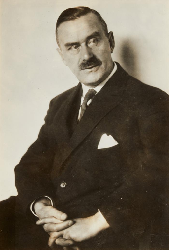 Porträtfoto, verso e. Widmung m. U.;
