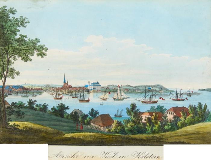 Kiel. - Ansicht von Kiel in Holstein, Gesamtansicht von Süden über die Förde auf die Stadt mit Nikolaikirche, Schloss und Segelschiffsstaffage im Vordergrund.