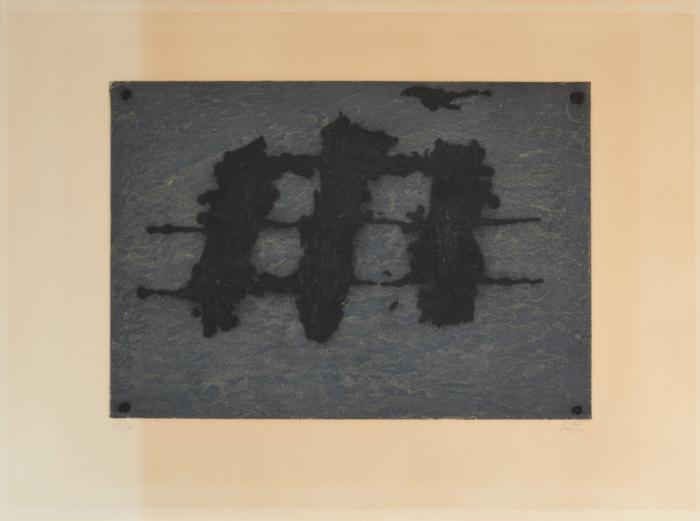 TROIS TACHES ET TROIS LIGNES NOIRES