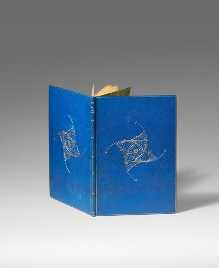Blauer Saffian-Franzband. Der Rücken mit verg. Titel und verg. Linienornament mit Goldpunkten, die Deckel eingefasst von verg. Linienkarree, zentral ein verg. Linien- und Bogensatzornament in Form eines aus einem Quadrat entspringenden Wirbels, der von Goldpunkten begleitet wird, im Innern des Quadrats ein Rosettenornament mit grüner Lederauflage; Steh- und Innenkanten mit Goldlinie; Kopfgoldschnitt; grün-blau marmoriertes Vorsatzpapier. Im hinteren Innendeckel signiert 