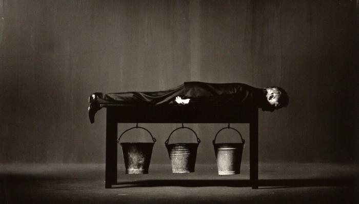 Performance und Aktion. Video-Anthologie. Sämtliche Performances und Aktionen der 70er und 80er Jahre. OrBroschur, 4 Video-Kassetten und1 sign. und num. OrPhotographie von Jürgen Klauke zus. in OrLnKassette.