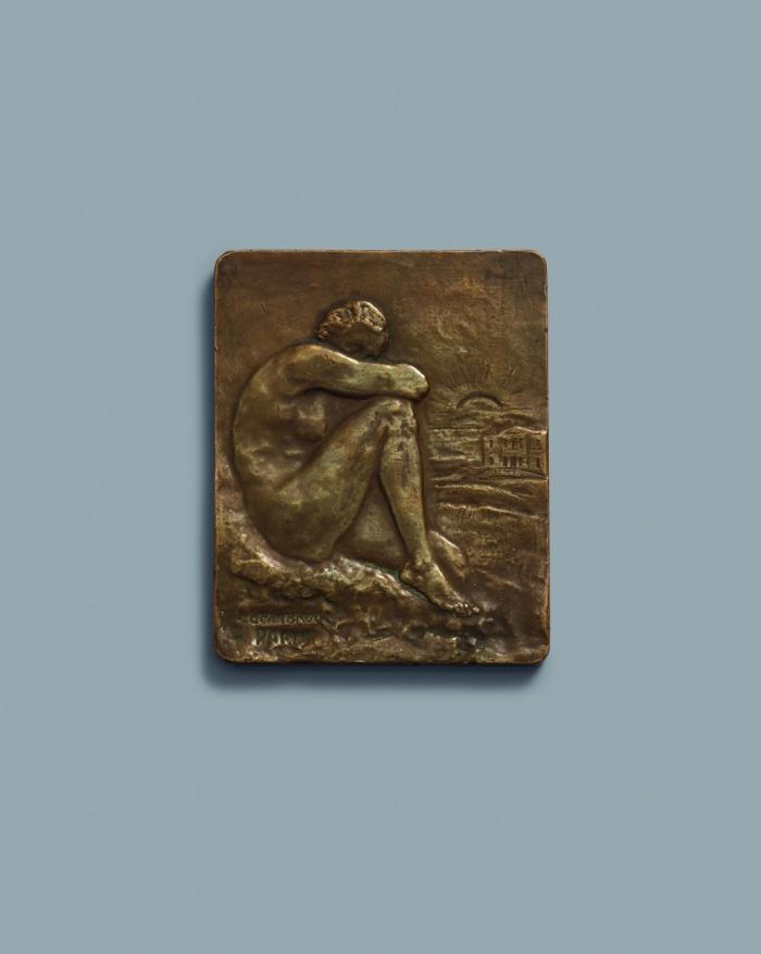 HOCKENDE FRAU VOR LANDSCHAFT - PLAKETTE ZUR GOLDENEN HOCHZEIT VON RUDOLF UND ELISABETH FROWEIN