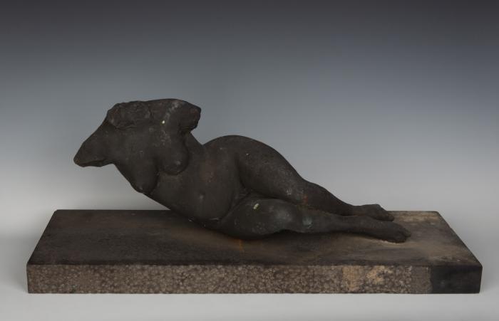 LIEGENDER WEIBLICHER TORSO