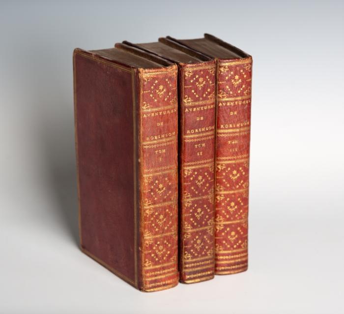 La Vie et les avantures surprenantes de Robinson Crusoe ... Le tout écrit par lui-même. Traduit de l'anglois [par H. Cordonnier et J. van Effen]. Cinquiéme édition. 3 Bde. (Bd. III unter d. Titel: Réflexions sérieuses et importantes de Robinson Crusoe ... Avec sa vision du monde angelique ...).