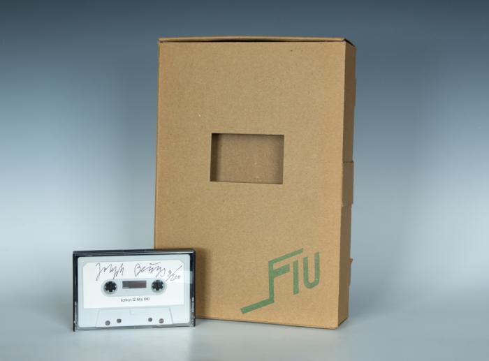Buch similia similibus, gestempelt, und Tonbandkassette in Pappkarton, gestempelt. Buch und Kassette signiert.